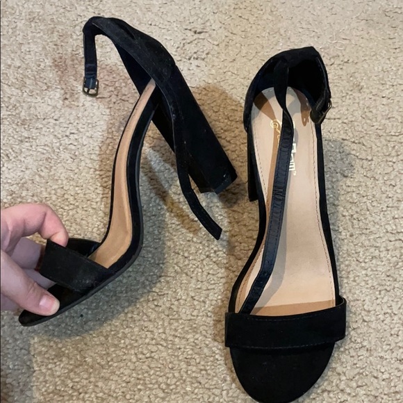 Black heels - Picture 2 of 4